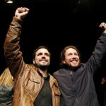 Los líderes de Podemos, Pablo Iglesias (d), y de Izquierda Unida, Alberto Garzón