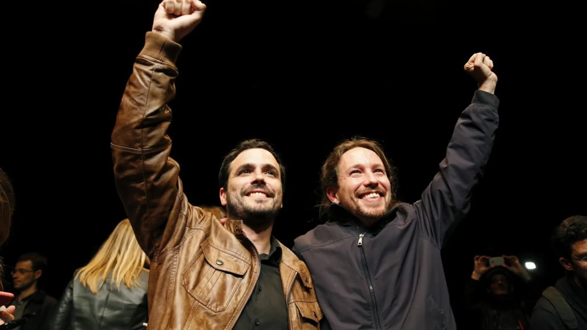 Los líderes de Podemos, Pablo Iglesias (d), y de Izquierda Unida, Alberto Garzón