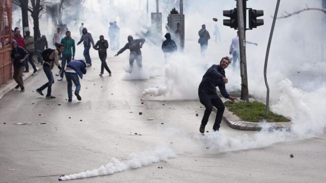 Simpatizantes de la oposición se enfrentan a la policía durante una protesta en Pristina, capital de la región autoproclamada independiente de Kosovo