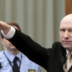 Anders Behring Breivik, autor de una matanza en Noruega, realiza un saludo nazi antes del proceso civil