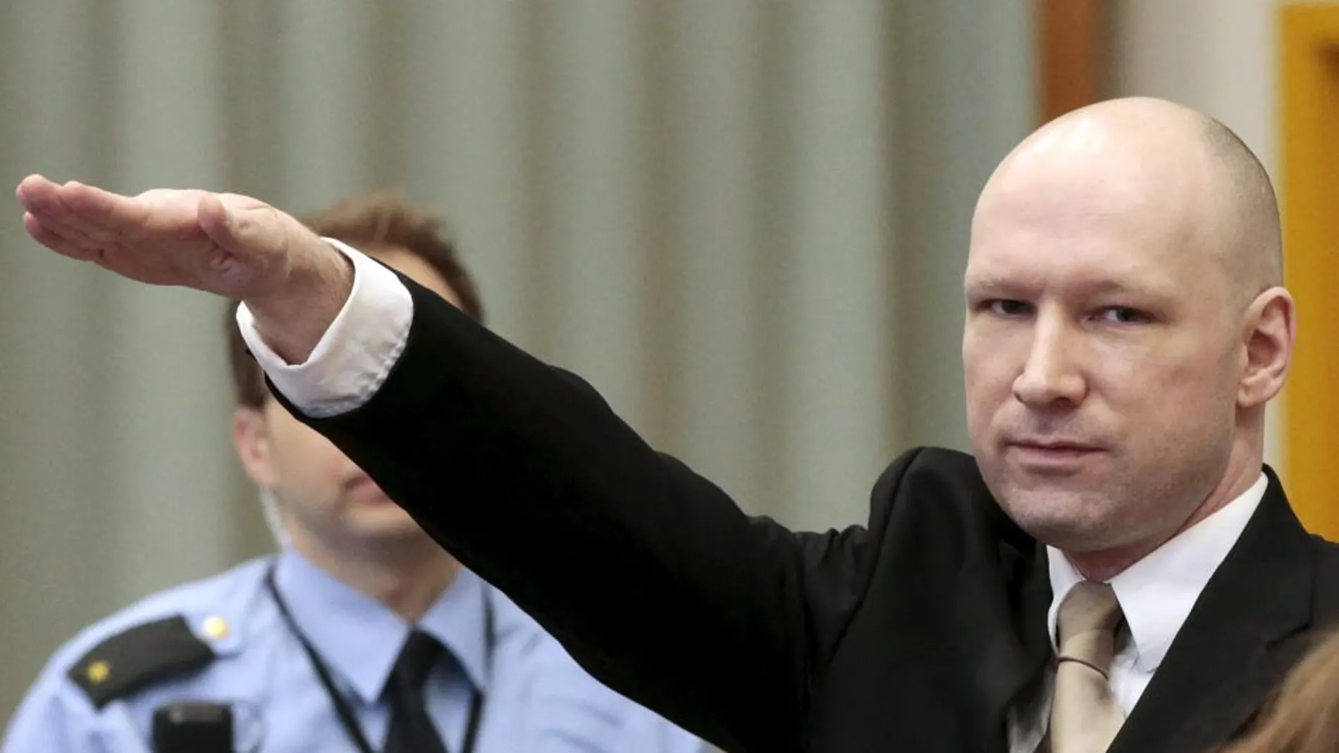 Anders Behring Breivik, autor de una matanza en Noruega, realiza un saludo nazi antes del proceso civil