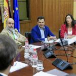 Juanma Moreno, Dolores López y Carmen Crespo se reunieron ayer con representantes de la construcción