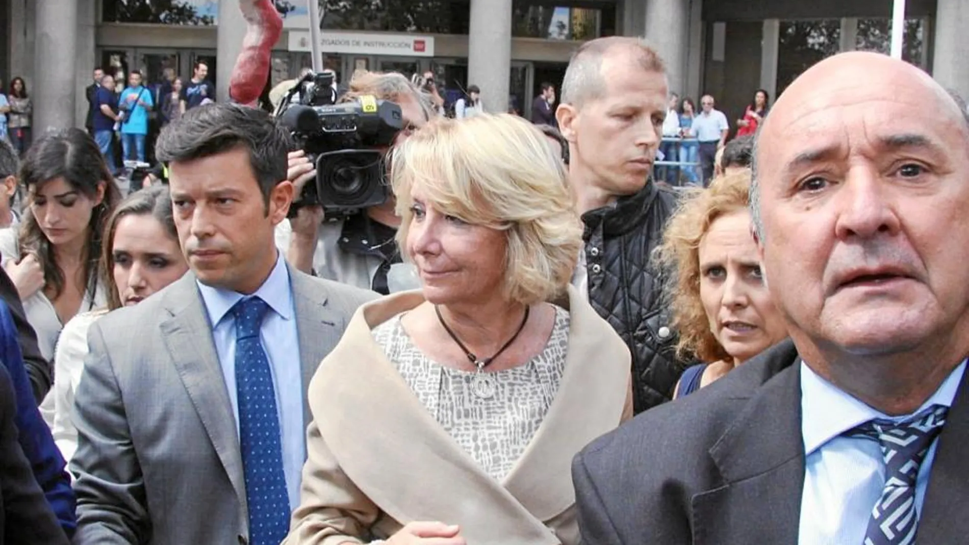 Aguirre y Beltrán Gutiérrez, saliendo del juzgado de Plaza de Castilla en septiembre de 2014