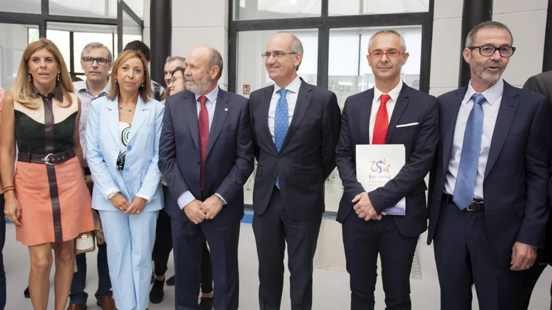 El presidente de la Diputación de Salamanca, Javier Iglesias, el rector de la Usal, Ricardo Rivero, y el presidente de Caja Rural de Salamanca, Ernesto Moronta, presentan los resultados de los trabajos de la II Convocatoria de Proyectos de Investigación orientados a ofrecer soluciones tecnológicas al sector primario