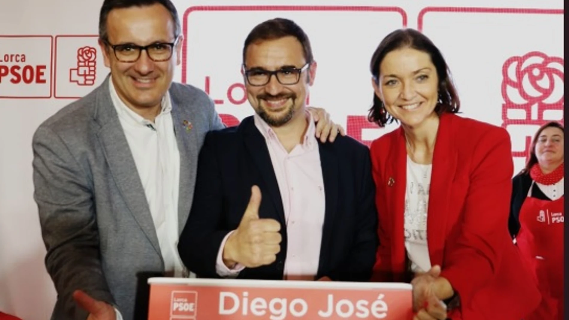 El candidato del PSRM a la alcaldía de Lorca, Diego José Mateos, en el centro, flanqueado por la ministra Reyes Maroto (d) y el delegado del Gobierno, Diego Conesa (i). LA RAZÓN