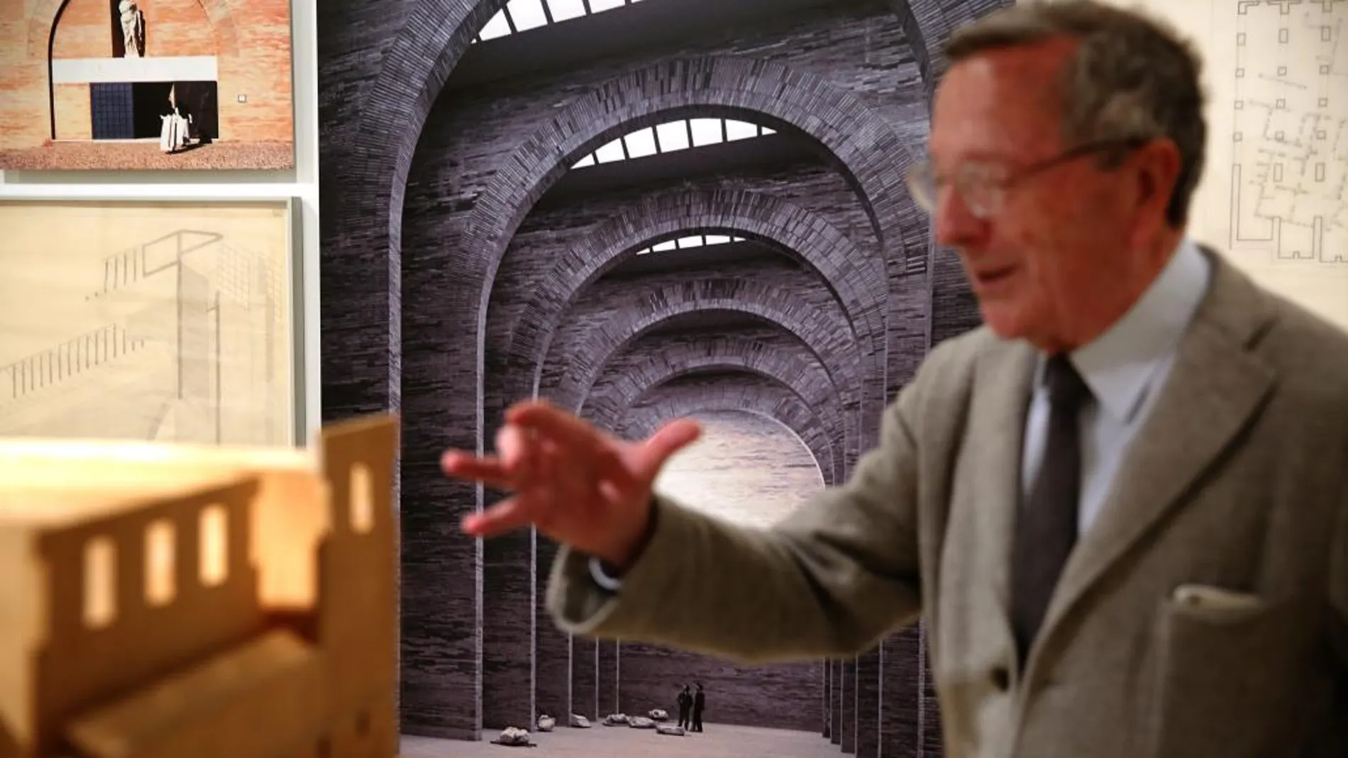 Rafael Moneo delante de una imagen del Museo de Arte Romano de Mérida