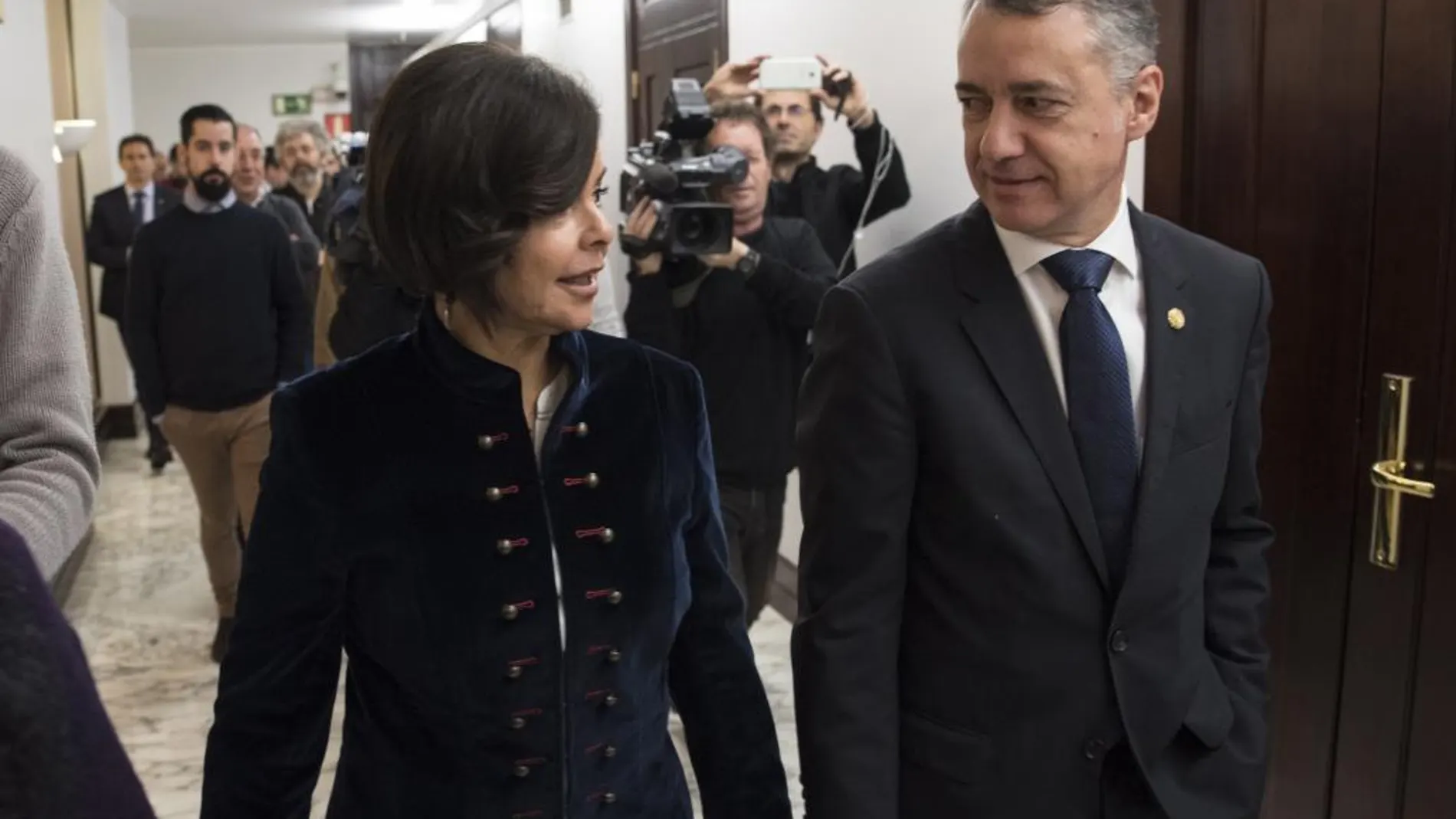 Íñigo Urkullu acompañado por su mujer, Lucía Arieta-Araunabeña (i), a su llegada al Parlamento Vasco donde hoy ha sido reelegido lehendakari