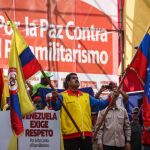 El presidente de Venezuela, Nicolás Maduro (c), participa en una marcha en apoyo al cierre de parte de la frontera con Colombia y al decreto del estado de excepción en esa zona en Caracas