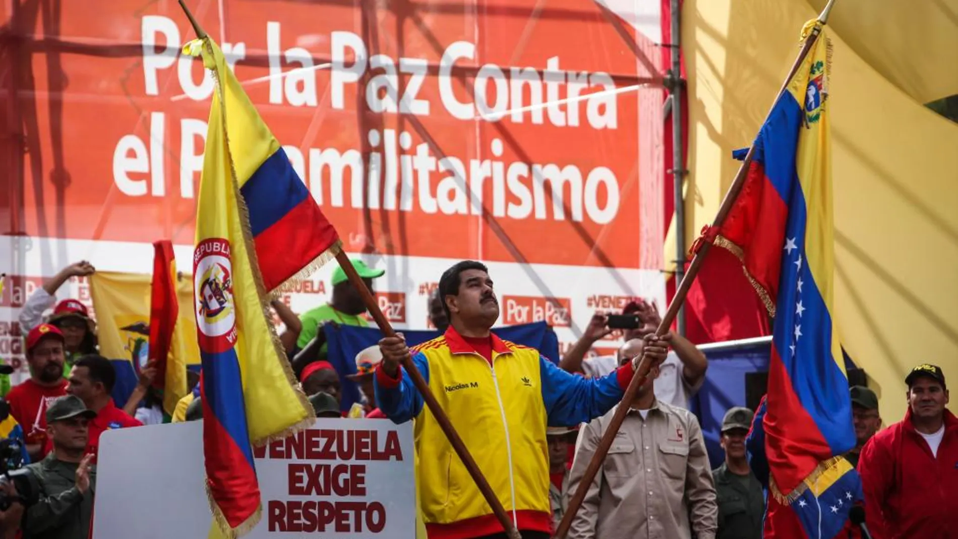 El presidente de Venezuela, Nicolás Maduro (c), participa en una marcha en apoyo al cierre de parte de la frontera con Colombia y al decreto del estado de excepción en esa zona en Caracas