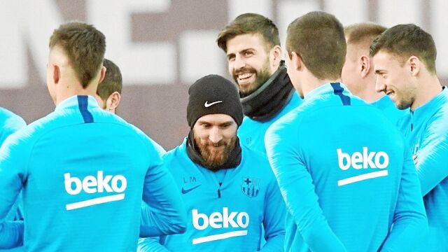 Leo Messi se entrena con el resto de sus compañeros / Efe