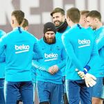 Leo Messi se entrena con el resto de sus compañeros / Efe