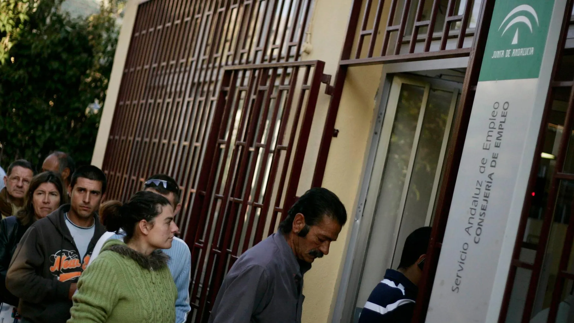 En términos interanuales, el paro ha descendido en 32.107 personas en el tercer mes del año / Foto: La Razón