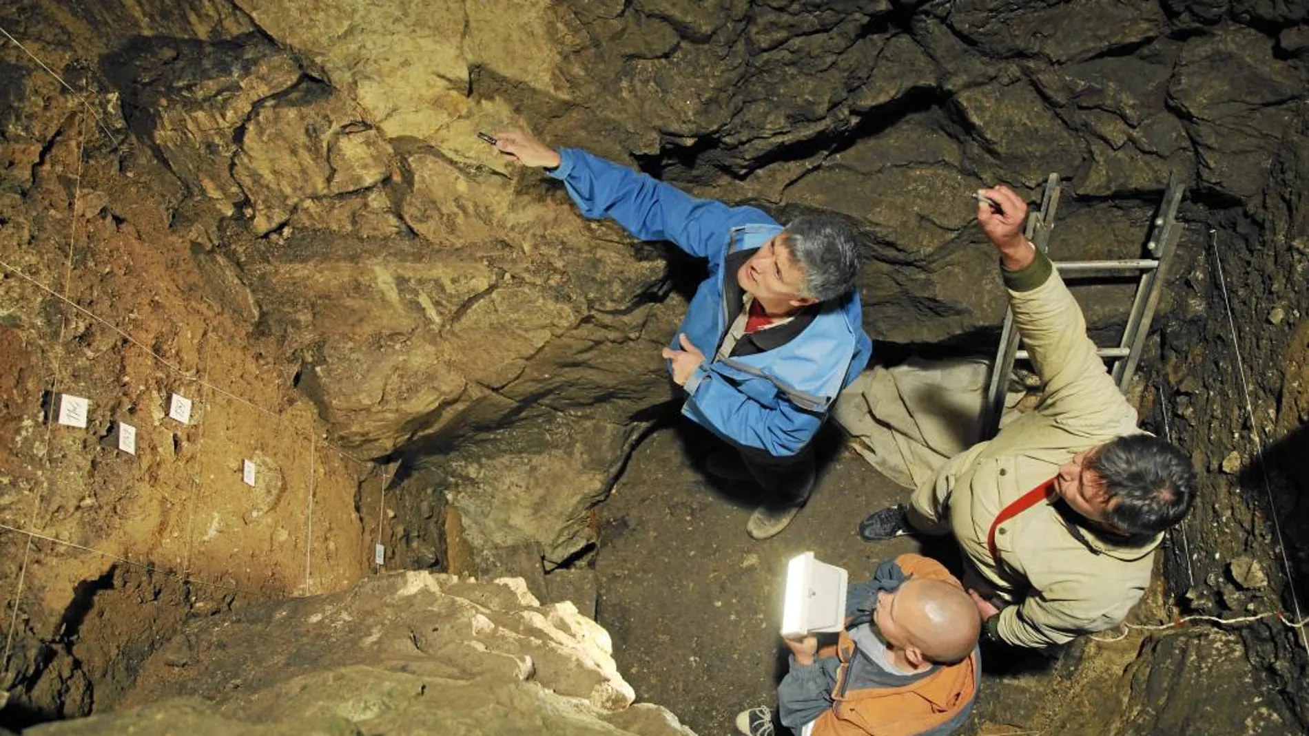 El Richard Roberts, Vladimir Ulianov y Maxim Kozlikin en la cueva de Denisova donde se encontraron los restos de la joven híbrida