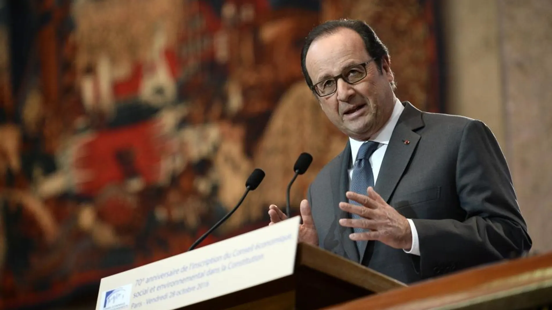 François Hollande pronuncia su discurso durante una ceremonia para conmemorar el 70º aniversario del Consejo Económico y Social de Francia (CES).