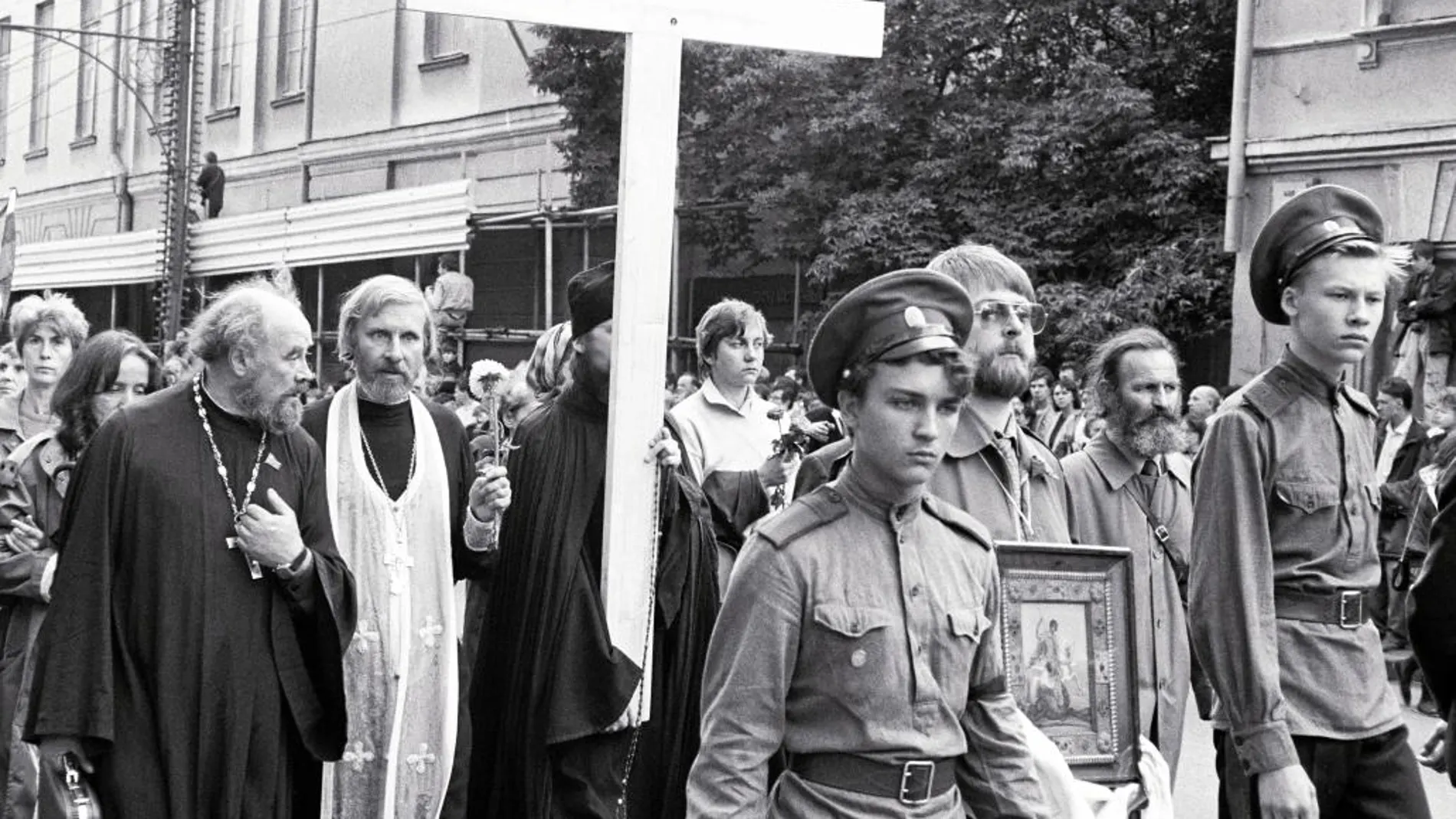Desfile con sacerdotes ortodoxos y miembros del Ejército