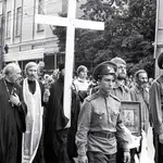 Desfile con sacerdotes ortodoxos y miembros del Ejército