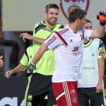 Piqué bromea con Casillas en la selección española
