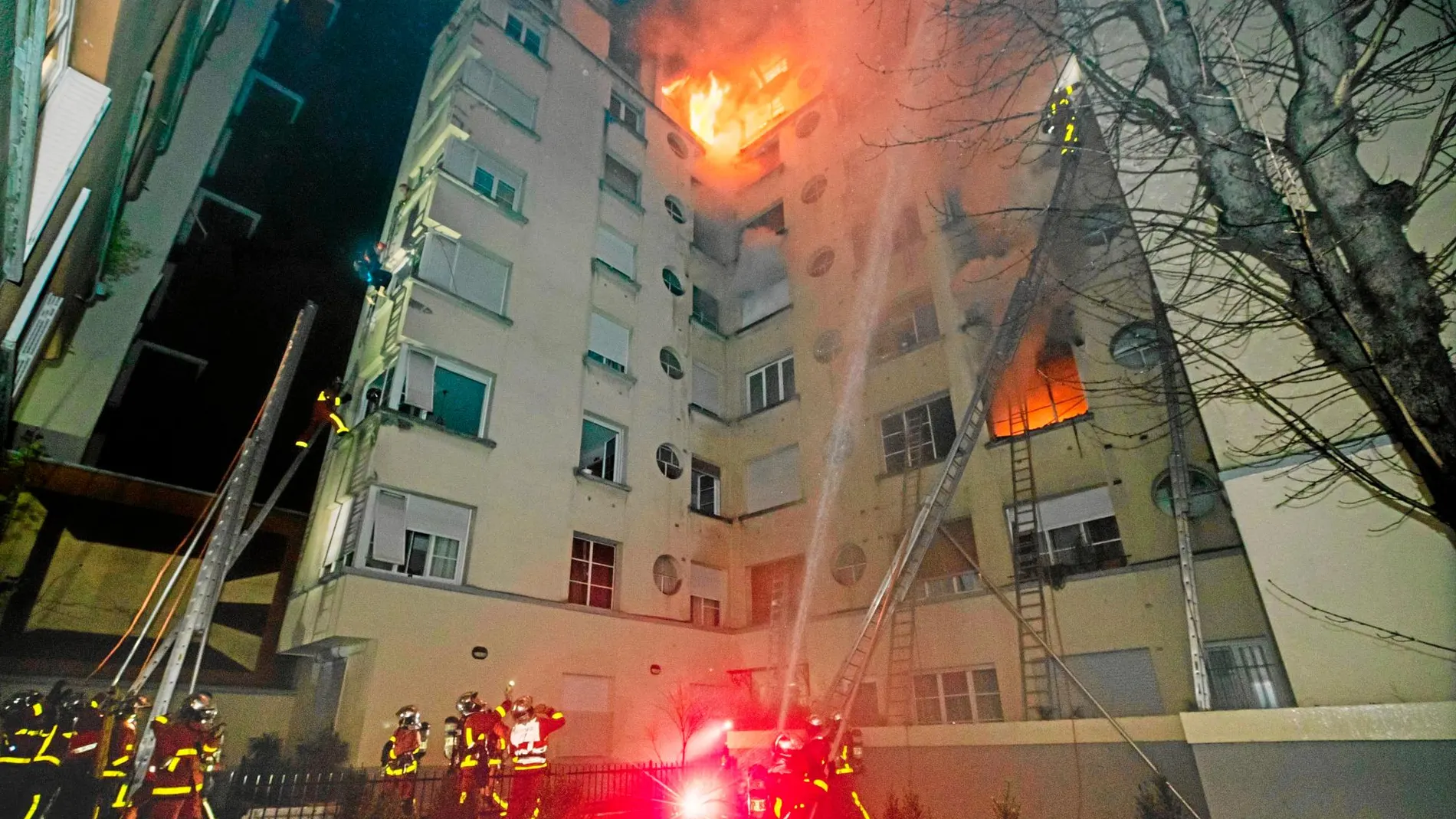 Un equipo de bomberos trabaja en la extinción de las llamas que devoraron el edificio de ocho plantas, ubicado en el suroeste de la capital francesa