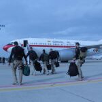 El contingente de la Policía Nacional que sustituirá al equipo de seguridad de la Embajada de Kabul parte hacia Afganistán desde la base aérea de Torrejón de Ardoz