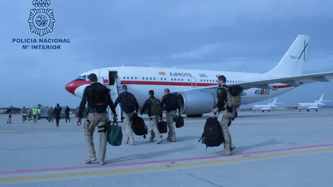 El contingente de la Policía Nacional que sustituirá al equipo de seguridad de la Embajada de Kabul parte hacia Afganistán desde la base aérea de Torrejón de Ardoz