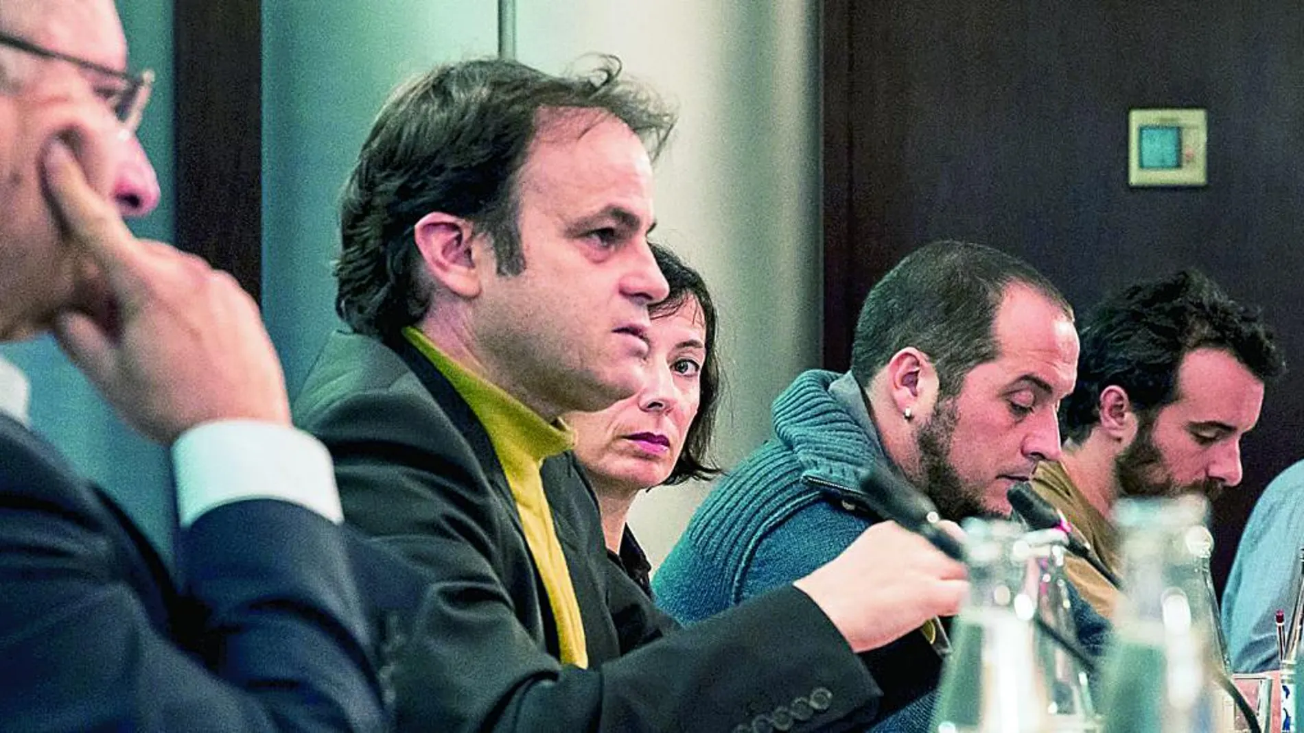 Jaume Asens presentó ayer en el Consistorio la nueva Oficina Antifraude acompañado de Joan Linares y David Fernàndez, entre otros