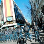 Agente de la Policía Nacional custodian la sede del PP de la calle Génova ante las protestas / Efe