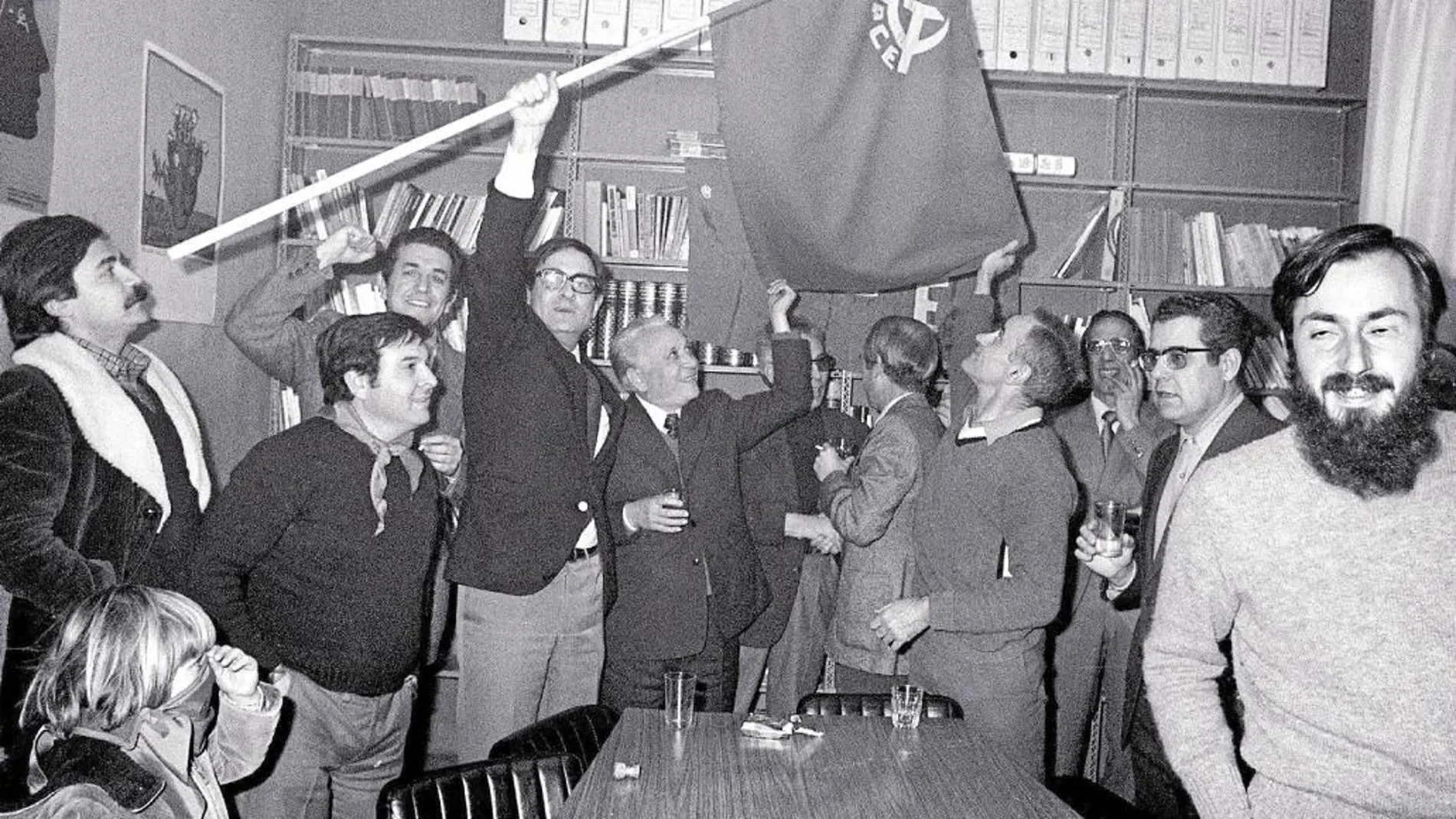 Varios militantes y dirigentes del PCE celebran en Madrid la legalización del partido tras 40 años de prohibición. Meses después se celebrarían las primeras elecciones democráticas