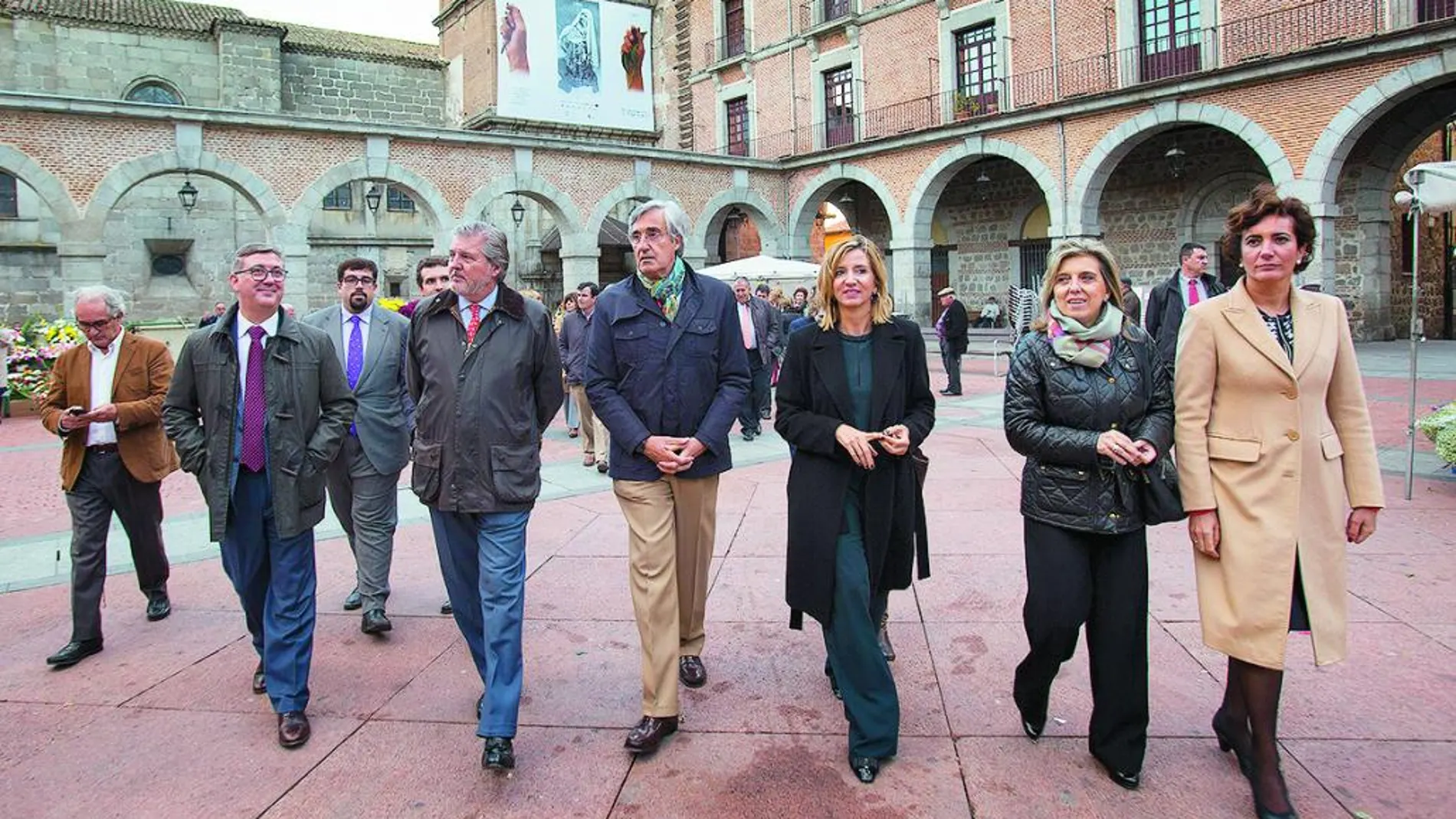 El ministro Méndez de Vigo y Pablo Casado junto a Alicia García, Mª José Salgueiro, García Cirac, y Rivas, en su visita a Ávila