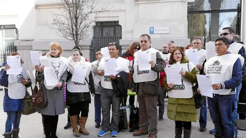 Una veintena de miembros de la Plataforma Antidesahucios se concentró ayer frente al Ayuntamiento para pedir explicaciones a la alcaldesa sobre la Oficina de Intermediación Hipotecaria