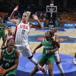 La jugadora de EEUU, Elena Delle Donne (4i) y la de Nigeria, Evelyn Akhator (3i), durante el primer partido de cuartos de la Copa del Mundo de Baloncesto Femenino. EFE/Cristóbal García