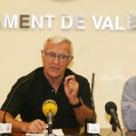 El alcalde de Valencia, Joan Ribó y en concejal de Hacienda, Ramón Vilar, hoy en la rueda de prensa