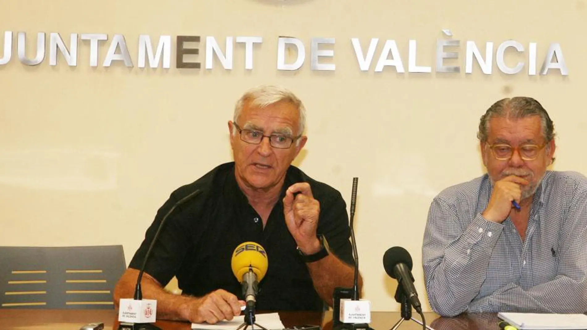 El alcalde de Valencia, Joan Ribó y en concejal de Hacienda, Ramón Vilar, hoy en la rueda de prensa