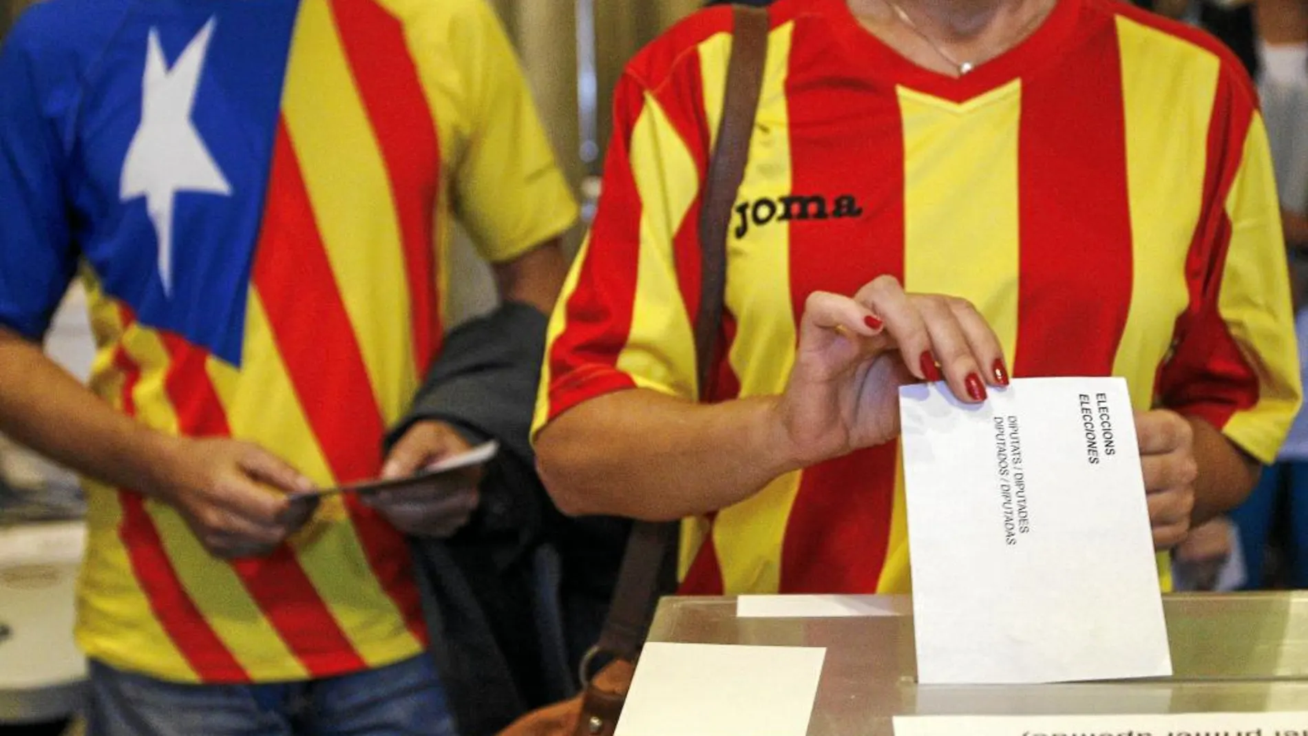 Algunos votantes no dudaron en hacer «propaganda» de las candidaturas independentistas cuando ejercitaban su derecho
