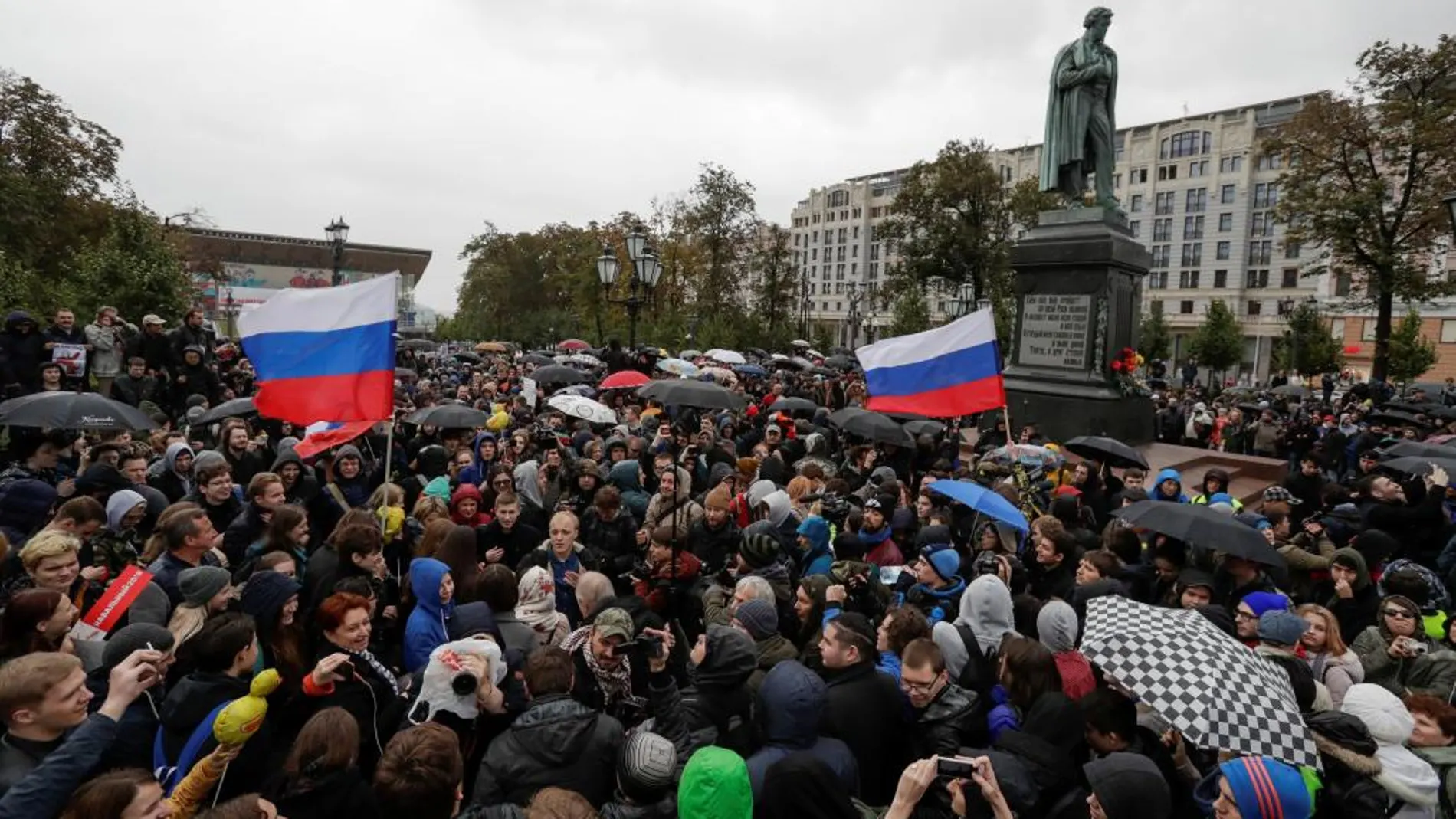 Varios cientos de opositores se concentraron en la plaza Pushkin de Moscú