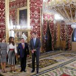 Don Felipe y Doña Letizia esperan la llegada de los analistas junto a los Reyes de Jordania en el Palacio Real