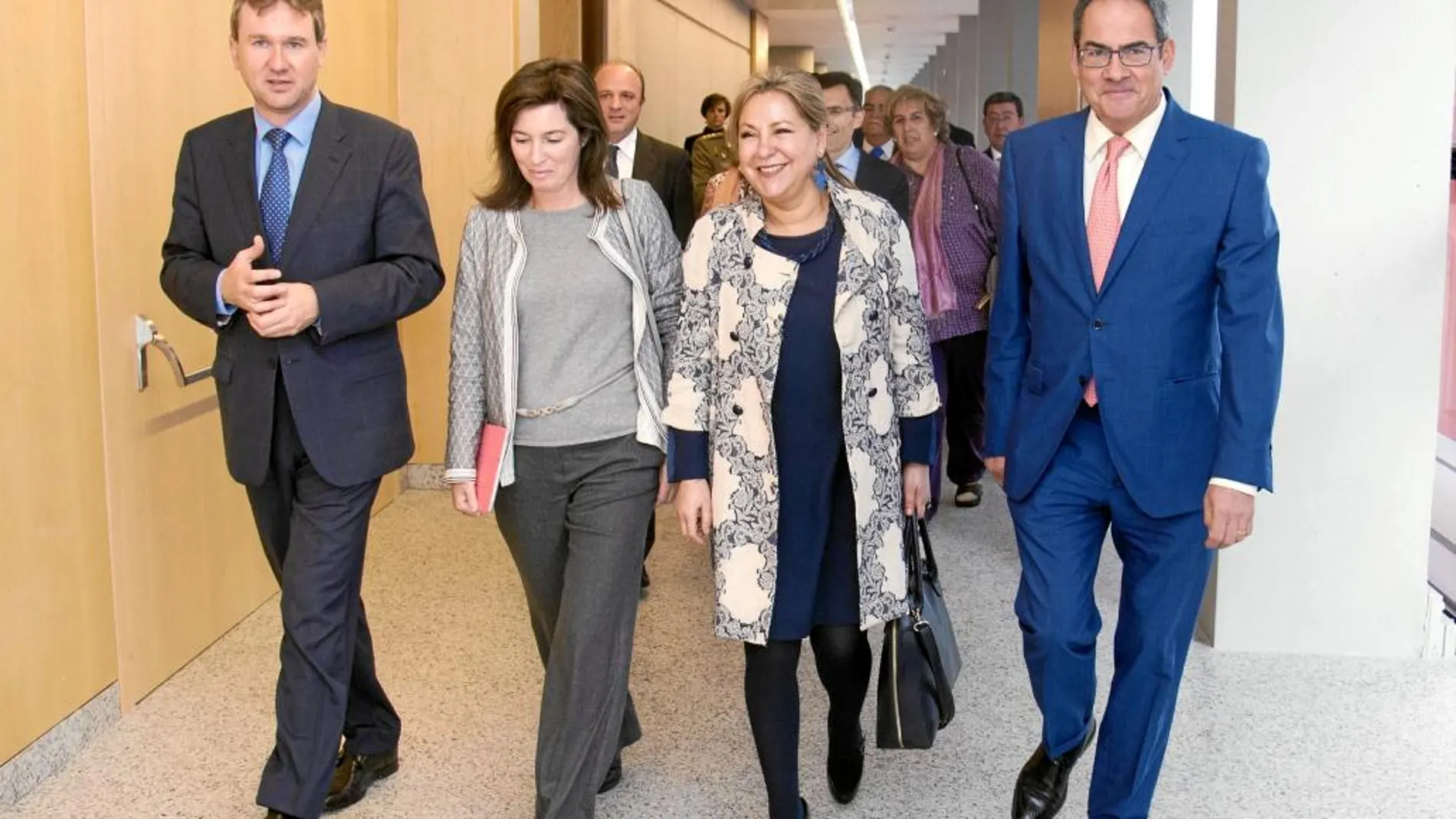 Rosa Valdeón llega a la gala junto a Cristina de Parias, Javier Lacalle y Baudilio Fernández Mardomingo, ayer en Burgos