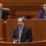 La presidenta de las Cortes, Silvia Clemente, escucha la intervención de Juan Vicente Herrera en el Debate de Política General de la Comunidad Autónoma, en presencia de su vicepresidente, Ramiro Ruiz Medrano