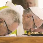 El Papa reza en el santuario de Knock, dedicado a la Virgen María, por las víctimas de abusos