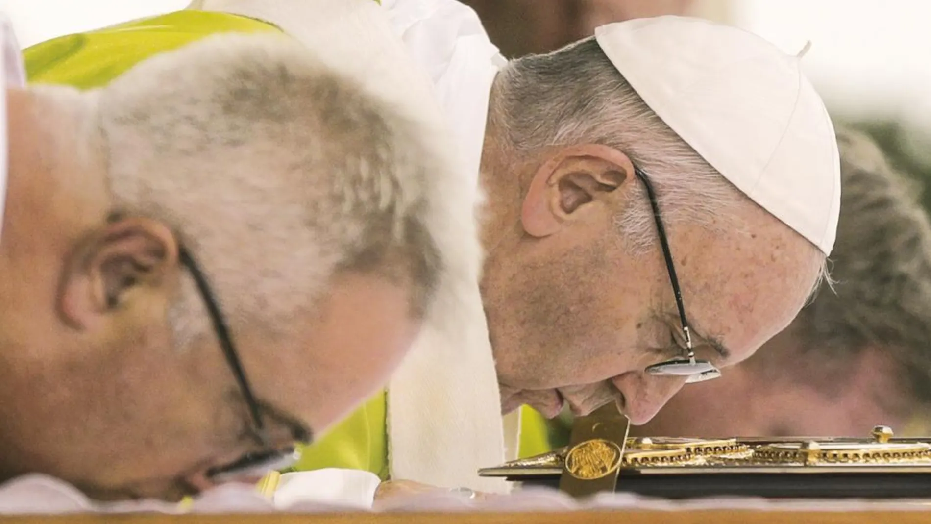 El Papa reza en el santuario de Knock, dedicado a la Virgen María, por las víctimas de abusos