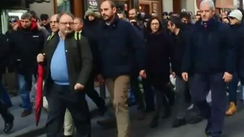 Andrés Serrano y Javier Barbero seguidos por los policías municipales