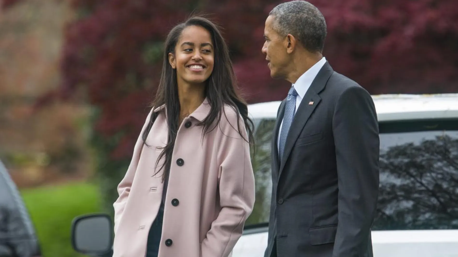 Barack Obama (d) junto con su hija Malia en la Casa Blanca