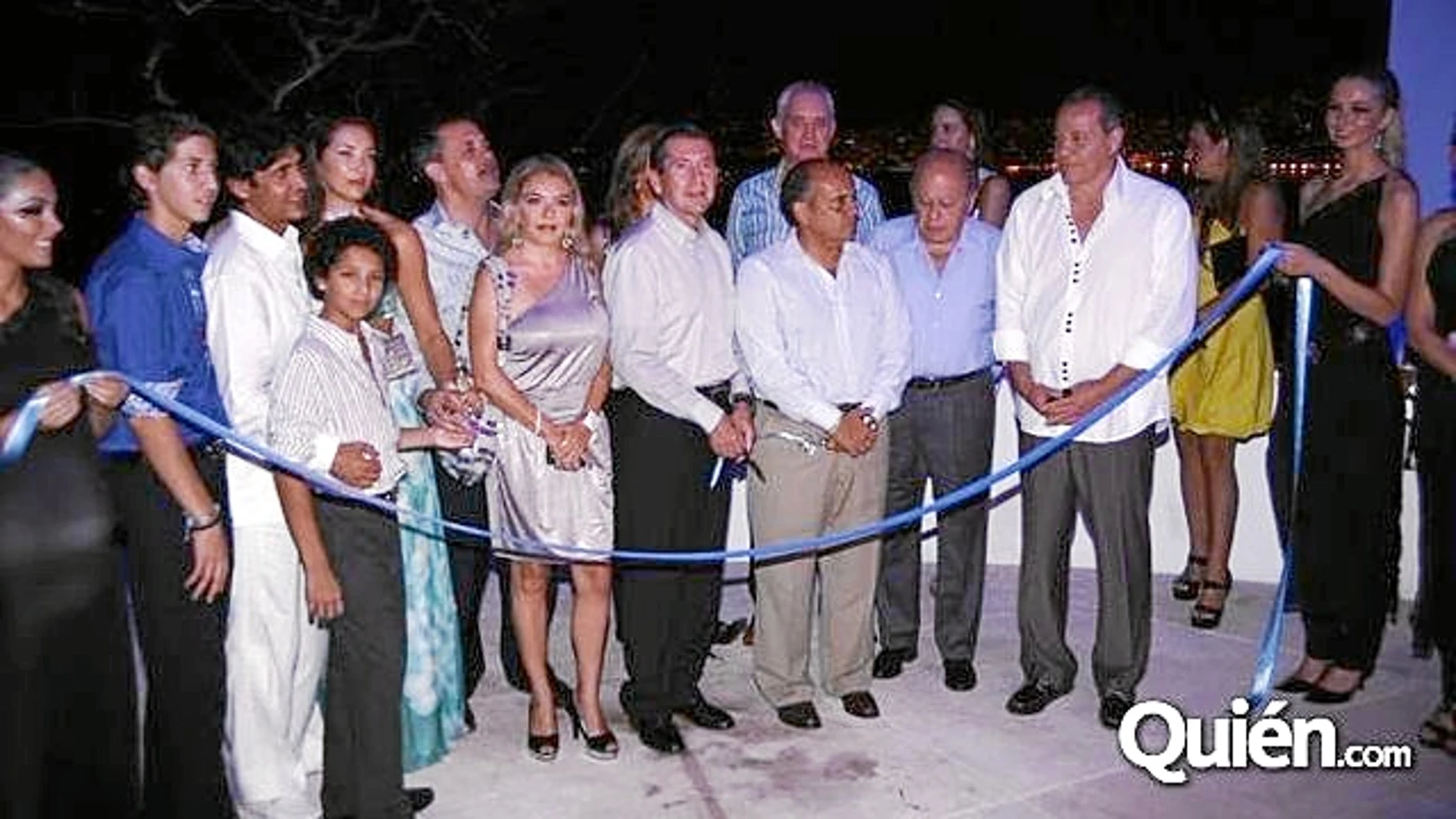 El ex «molt honorable», en la fiesta de inauguración del hotel Encanto en Acapulco en 2009 junto a su hijo Jordi Jr. y uno de los socios de éste, Sergio Kam, y otras personas de su círculo más cercano