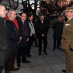 El general jefe de la Cuarta Subinspección General del Ejército y Comandante Militar de Valladolid y Palencia, José Rivas Moriana, dialoga con representantes de los medios de comunicación