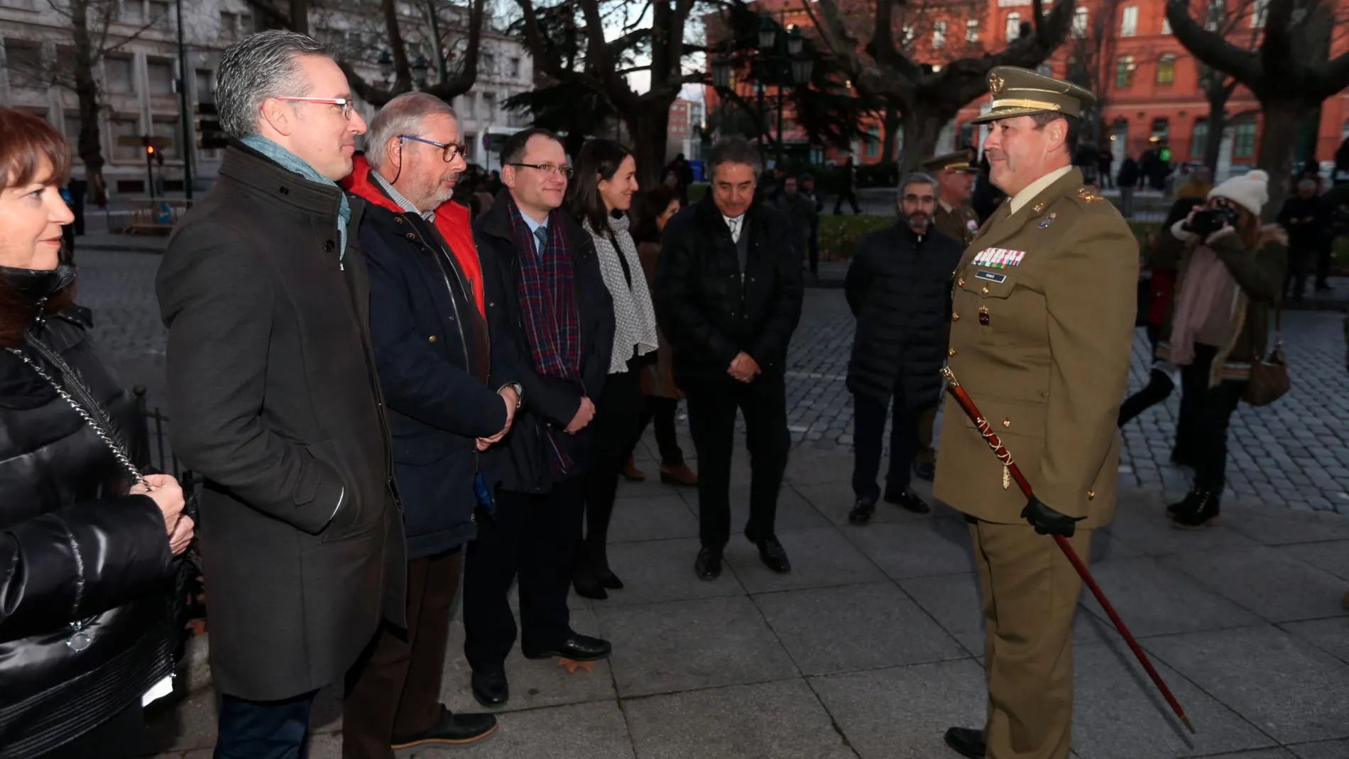 El general jefe de la Cuarta Subinspección General del Ejército y Comandante Militar de Valladolid y Palencia, José Rivas Moriana, dialoga con representantes de los medios de comunicación