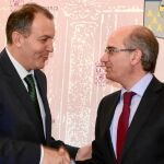 Alberto Gurrionero, director territorial de EspañaDuero; y Javier Iglesias, presidente de la Diputación de Salamanca, renuevan su colaboración para ayudar a los pueblos salmantinos