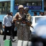 Soldados iraníes vigilan los alrededores del Parlamento iraní después de que un grupo de hombres armados irrumpiera en el edificio