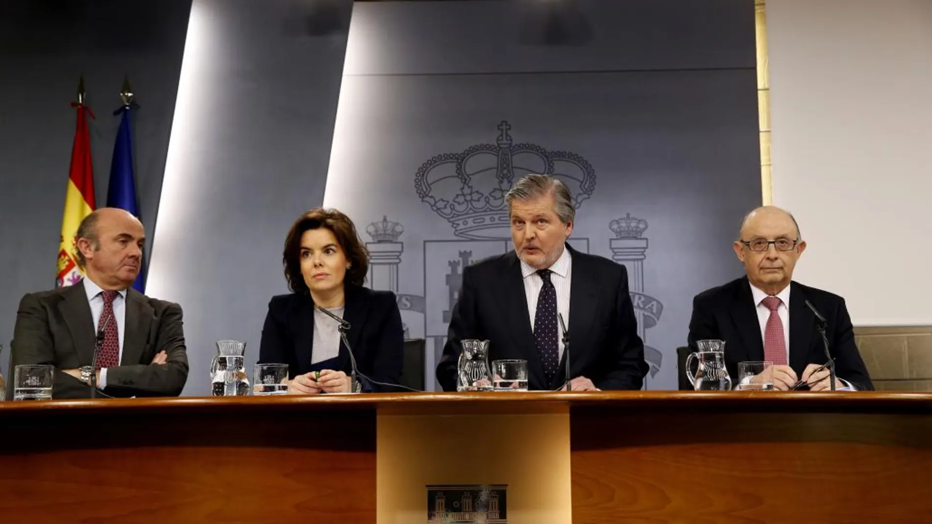 Luís de Guindos, Soraya Saénz de Santamaria, Íñigo Méndez de Vigo y Cristóbal Montoro, durante la rueda de prensa posterior al Consejo de Ministros, hoy en el Palacio de La Moncloa.