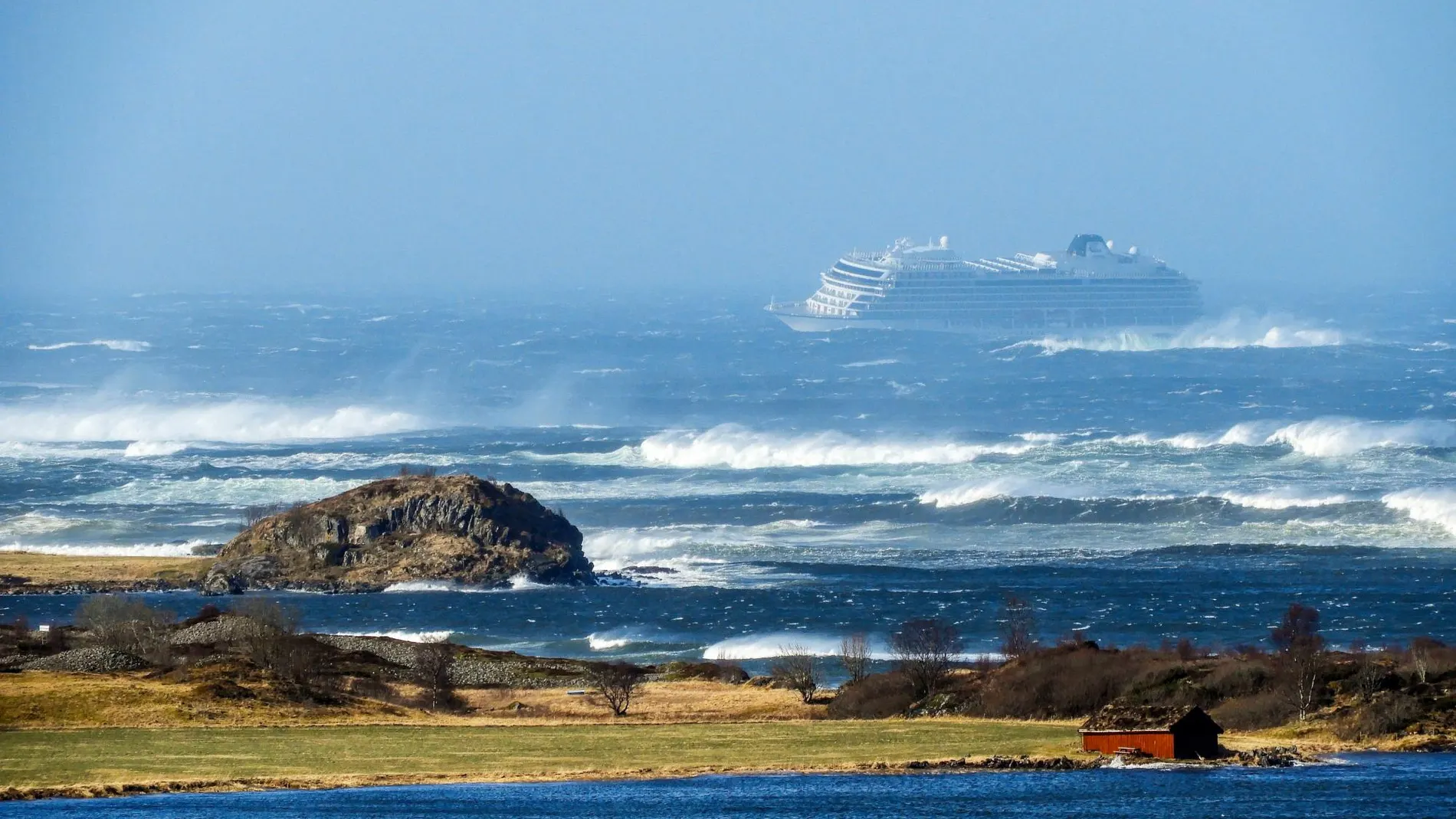 El crucero de Viking Sky, en medio de un fuerte oleaje / Foto: Reuters