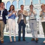 Fernández Mañueco celebra el triunfo con Paloma Sanz, Silvia Clemente, Francisco Vázquez y Javier Arenas durante el XI Congreso Provincial del PP de Segovia