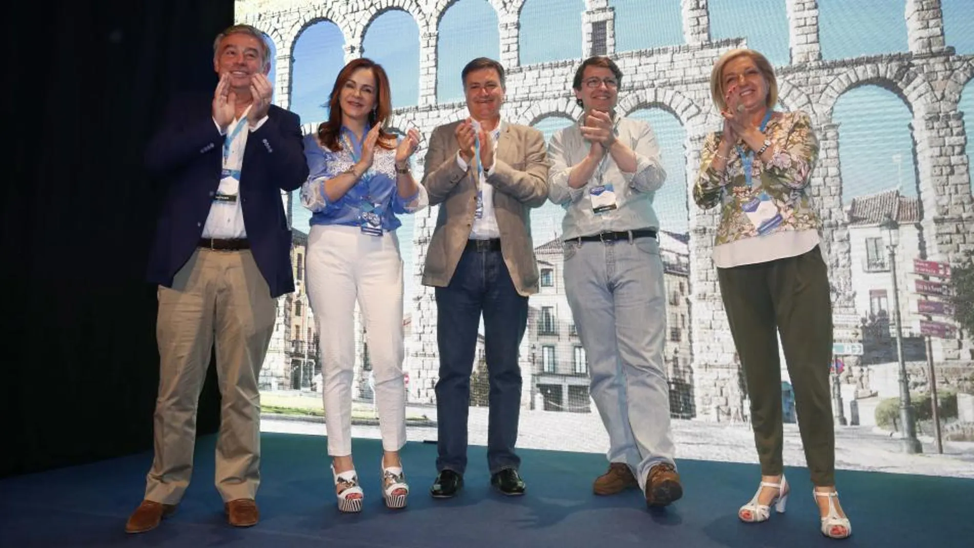 Fernández Mañueco celebra el triunfo con Paloma Sanz, Silvia Clemente, Francisco Vázquez y Javier Arenas durante el XI Congreso Provincial del PP de Segovia